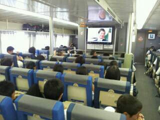 修学旅行29(
 西之表港に向けて)