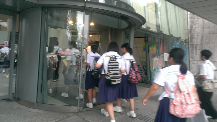 原爆資料館入館の様子