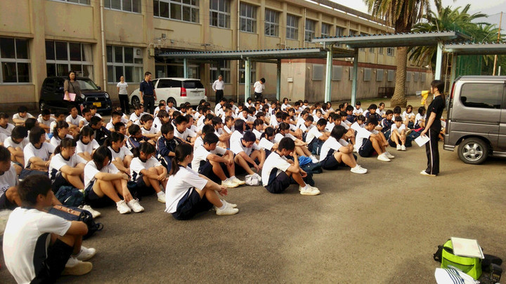 一日遠足（3年生）出発