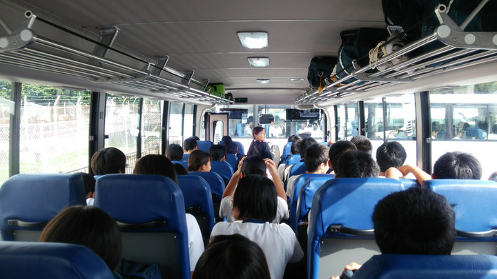 一日遠足（3年生）出発